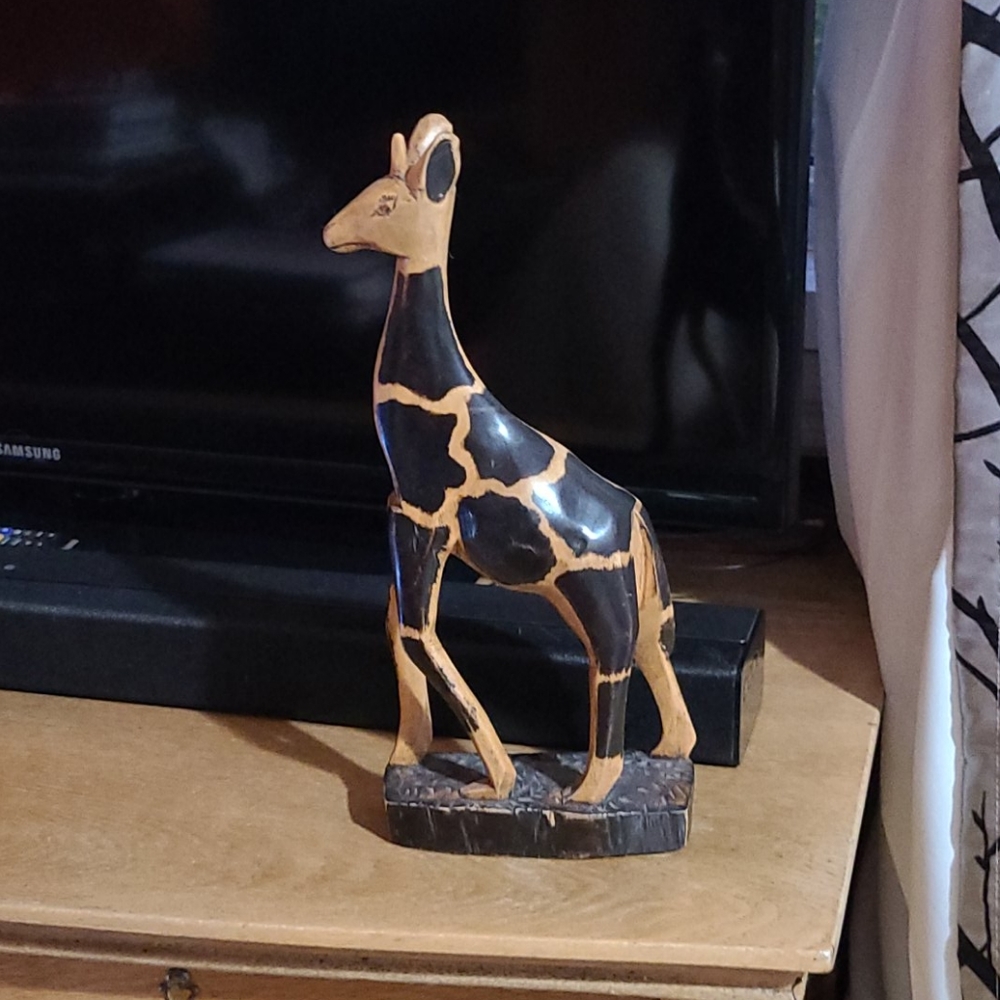 Giraffe carving